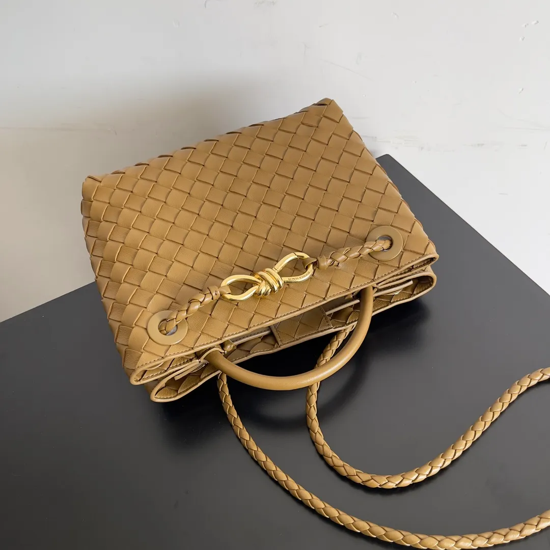 The 2023 new Andiamo batch of 1860 BV has been shipped‼ ️Really popular🔥The new Andiamo woven handbag launched by Bottega Veneta this season is really popular all over the world! ! Celebrities at home and abroad have worn it, and Oscar-winning actress Michelle Yeoh has taken it out on the street. Song Jia, Trai Yara, Yu Feihong, Sanji Ayaka, Rosie Hunting-Whiteley, Yoshioka Riho, etc. have all picked up this bag. It is classic and versatile, showing off its temperament, and the bag capacity is also large, which is very convenient for daily commuting! ! A variety of carrying methods, the shoulder straps can be adjusted by yourself, the original lambskin feels soft and delicate, and the neutral style is made to break gender boundaries and bring a more practical and longer-lasting use experience. Andiamo, which has both elegant and casual styles, perfectly interprets the true appearance of "fashionable old money style". Style number: 743568 Size: 25*22*10.5cm